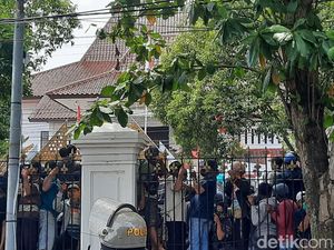 Demo Bupati Sudewo Memanas, Massa Duduki Gedung DPRD Pati