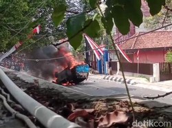 Mobil Polisi Dibakar di Demo Bupati Pati, 11 Orang Ditangkap