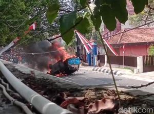 1 Mobil Polisi Dibakar Massa Demo Bupati Pati 1 Mobil Polisi Dibakar Massa Demo Bupati Pati