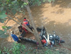 Motor Roda 3 Nyemplung di Kali Bekasi gegara Gas Macet, Damkar Evakuasi