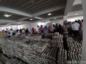 Bupati Bogor Salurkan 25 Ton Beras Lewat Gerakan Pangan Murah Bupati Bogor Salurkan 25 Ton Beras Lewat Gerakan Pangan Murah