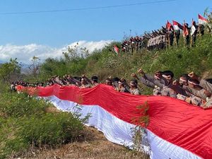 Bendera Merah Putih Raksasa Berkibar di Bukit Dorobelo Bendera Merah Putih Raksasa Berkibar di Bukit Dorobelo