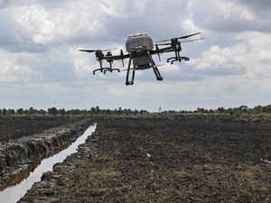 Keren, Petani di Kalsel Tanam Padi Gunakan Drone Keren, Petani di Kalsel Tanam Padi Gunakan Drone