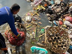Volume Sampah di Sungai Denpasar Melonjak Usai TPA Suwung Hanya Terima Residu Volume Sampah di Sungai Denpasar Melonjak Usai TPA Suwung Hanya Terima Residu
