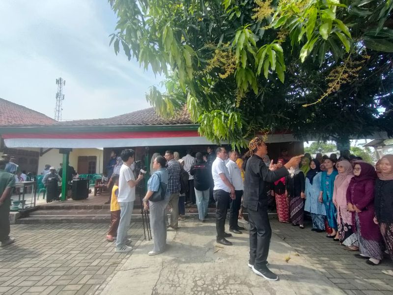 Pimpinan MPR saat mengunjungi Rumah Pengasingan Bung Karno di Rengasdengklok (Dwi/detiko