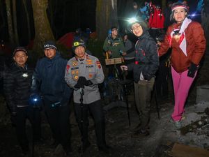 Jelang HUT RI, Polda Jabar Kibarkan Bendera Merah Putih di Puncak Ciremai