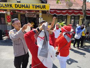 Suka Cita Polisi dan Warga di Dumai dalam Perlombaan Sambut HUT RI