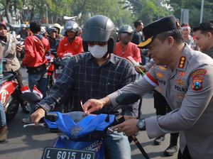 Polrestabes Surabaya Bagikan Ribuan Bendera dan Helm Gratis Polrestabes Surabaya Bagikan Ribuan Bendera dan Helm Gratis