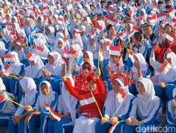 Meriah Aksi Ribuan Pelajar Mataram Kibarkan Merah Putih Jelang 17 Agustus