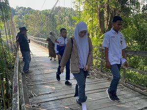 Siswa di Enrekang Bertaruh Nyawa Lewati Jembatan Gantung Rapuh-Nyaris Putus Siswa di Enrekang Bertaruh Nyawa Lewati Jembatan Gantung Rapuh-Nyaris Putus