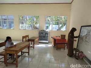 Video: Duh, SDN di Polman Terancam Tutup gegara Cuma Punya 1 Murid Baru Video: Duh, SDN di Polman Terancam Tutup gegara Cuma Punya 1 Murid Baru