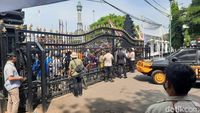 Massa Pendemo Bupati Sudewo Duduki Gedung DPRD Pati
