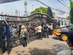 Massa Lempar Botol ke Kantor Bupati Pati, Desak Sudewo Temui Demonstran