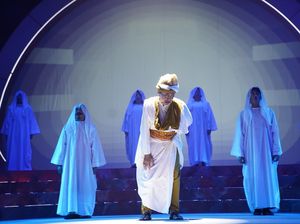 Lakon Teater Koma Mencari Semar: Di Antara Robot AI dan Manusia Lakon Teater Koma Mencari Semar: Di Antara Robot AI dan Manusia