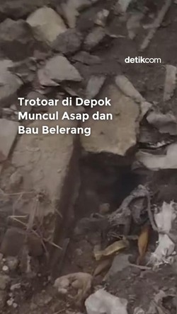Video: Duh! Trotoar di Depok Muncul Asap-Bau Belerang 