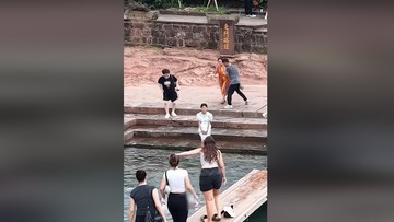 Bocah Selamat dari Maut Sungai, Pelatih Renang Pahlawan!