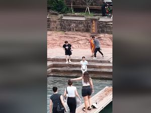 Beruntungnya Bocah Ini, Jatuh ke Sungai Diselamatkan Pelatih Renang Beruntungnya Bocah Ini, Jatuh ke Sungai Diselamatkan Pelatih Renang