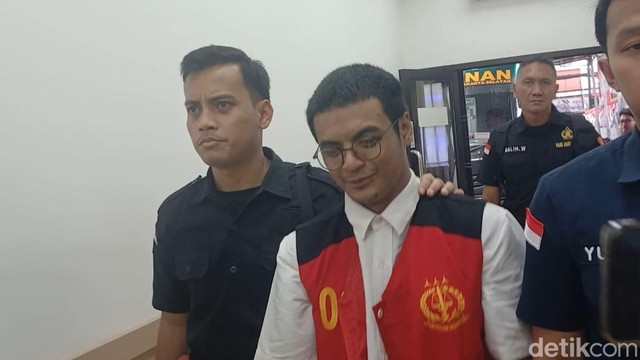 Berita Seputar Selebriti Insertlive Terkini : Kuasa Hukum Vadel Badjideh Tanggapi Repik JPU dengan Santai