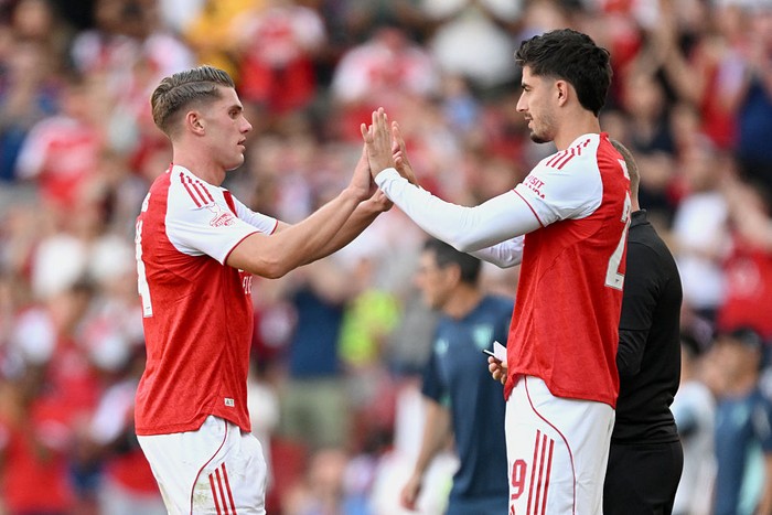 LONDON, ENGLAND - AUGUST 09: Viktor Gyokeres of Arsenal high fives Kai Havertz following substitution during the pre-season friendly match between Arsenal and Athletic Club at Emirates Stadium on August 09, 2025 in London, England. (Photo by Stuart MacFarlane/Arsenal FC via Getty Images)