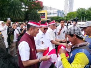 Semangat Kemerdekaan, Walkot Palembang Bagikan 3 Ribu Bendera