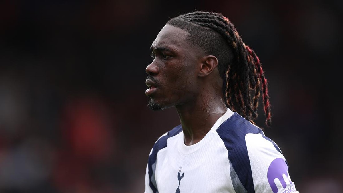 Yves Bissouma dihukum Tottenham Hotspur gara-gara sering telat. (Foto: Alex Pantling/Getty Images)