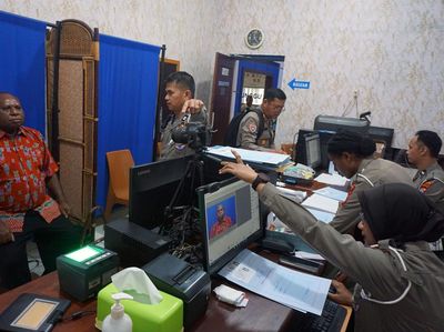 42 Kepala Suku Papua Terima SIM Gratis Jelang HUT ke-80 RI