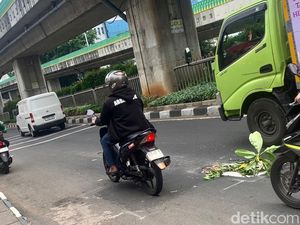 Awas! Ada Lubang di Jalan Kapten Tendean