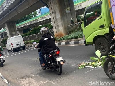Awas! Ada Lubang di Jalan Kapten Tendean