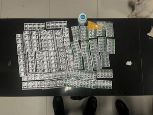 Polisi Tangkap 2 Pria Bawa 1.000 Obat Keras di Bogor Polisi Tangkap 2 Pria Bawa 1.000 Obat Keras di Bogor