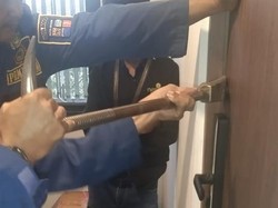 Wanita di Bogor Pingsan dan Terkunci dalam Kamar, Damkar Evakuasi