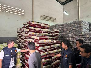 Polda Metro Cek Gudang Beras di Jakarta, Pastikan Tak Ada Praktik Penimbunan Polda Metro Cek Gudang Beras di Jakarta, Pastikan Tak Ada Praktik Penimbunan