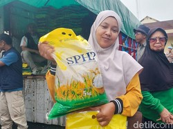 Kala Warga Cimahi Rela Basah demi Sekarung Beras Murah
