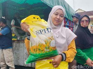 Kala Warga Cimahi Rela Basah demi Sekarung Beras Murah Kala Warga Cimahi Rela Basah demi Sekarung Beras Murah