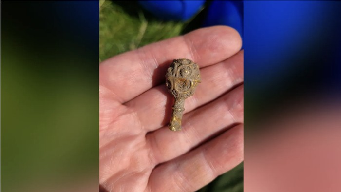 Wow! Iseng Cari Batu, Mahasiswa Ini Malah Temukan Emas Abad ke-9!