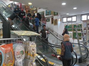 Balita Terjepit Eskalator di Swalayan Sukoharjo, Evakuasi Nyaris 1 Jam Balita Terjepit Eskalator di Swalayan Sukoharjo, Evakuasi Nyaris 1 Jam
