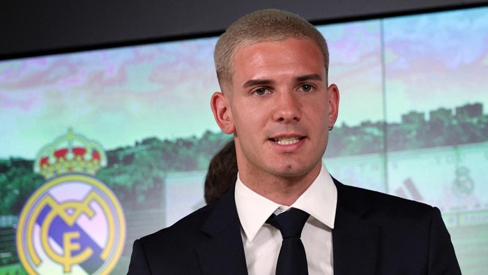 Soccer Football - Real Madrid Unveil Franco Mastantuono - Ciudad Real Madrid, Valdebebas, Madrid, Spain - August 14, 2025  New Real Madrid signing Franco Mastantuono during the presentation REUTERS/Violeta Santos Moura