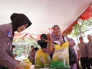 Kick Off Gerakan Pangan Murah Diserbu Warga, Polda Jateng Bagikan Bendera Merah Putih