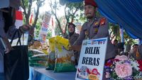 Gerakan Pangan Murah, Warga Berburu Beras di Polda Metro
