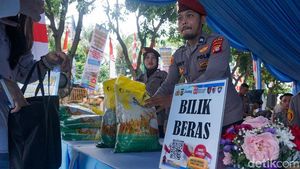 Gerakan Pangan Murah, Warga Berburu Beras di Polda Metro