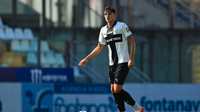 PARMA, ITALY - JULY 20: Giovanni Leoni runs with the ball during a preseason friendly match between Parma Calcio and Parma Calcio U20 at Stadio Ennio Tardini on July 20, 2025 in Parma, Italy.  (Photo by Andrea Cantini/Parma Calcio 1913/Parma Calcio 1913 via Getty Images)