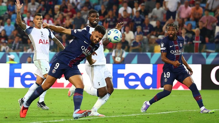 UDINE, ITALY - AUGUST 13:  Goncalo Ramos of Paris Saint-Germain scores a goal to make the score 2-2 during the UEFA Super Cup 2025 match between Paris Saint-Germain and Tottenham Hotspur at Friuli Stadium on August 13, 2025 in Udine, Italy. (Photo by Chris Brunskill/Fantasista/Getty Images)