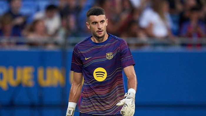BARCELONA, SPAIN - AUGUST 10: Joan Garcia of FC Barcelona warms up prior to the Joan Gamper Trophy match between FC Barcelona and Como 1907 at Estadi Johan Cruyff on August 10, 2025 in Barcelona, Spain. (Photo by Alex Caparros/Getty Images)