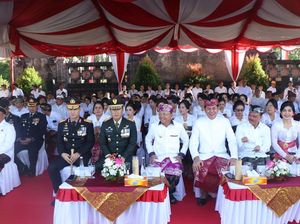 Kapolda Ikuti Upacara Peringatan Hari Jadi ke-67 Provinsi Bali Kapolda Ikuti Upacara Peringatan Hari Jadi ke-67 Provinsi Bali