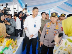Kapolri Kickoff Gerakan Pangan Murah, 2.424 Ton Beras SPHP Disalurkan ke Warga