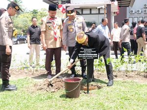 Kunjungan ke Polda Riau, Kepala BKN Tanam Pohon Gaharu