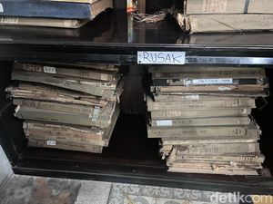 Ratusan Koran-Majalah Jadul di Jogja Library Center Rusak gegara Atap Bocor Ratusan Koran-Majalah Jadul di Jogja Library Center Rusak gegara Atap Bocor