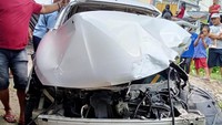 Mobil Terseret 15 Meter Usai Ditabrak Kereta Api di Deli Serdang, 1 Tewas-2 Luka