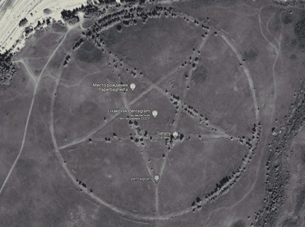 Lokasi Tempat Aneh di Google Earth, Dari Danau Darah Sampai Pentagram