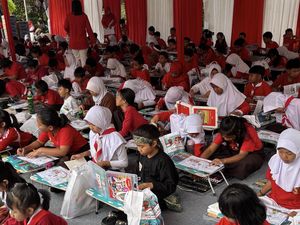 Potret Lomba Mewarnai di SDN Kebayoran Lama, Hadiahnya Nonton MotoGP Mandalika Potret Lomba Mewarnai di SDN Kebayoran Lama, Hadiahnya Nonton MotoGP Mandalika