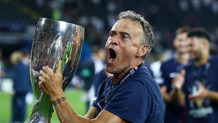 Soccer Football - UEFA Super Cup - Final - Paris St Germain v Tottenham Hotspur - Bluenergy Stadium, Udine, Italy - August 13, 2025 Paris St Germain coach Luis Enrique celebrates with the trophy after winning the UEFA Super Cup REUTERS/Guglielmo Mangiapane